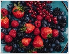 Berries pack more fiber and antioxidants than America’s most-eaten fruits
