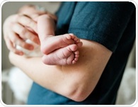 Early skin-to-skin contact helps calm newborns but does not lower bilirubin